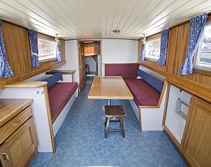Gezellige eetruimte op de Zeldenrust, perfect voor sociale momenten tijdens uw vakantie in de Friese meren.