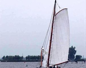 Sjouwerman zeilboot trotseert de golven op de Friese meren bij Gaastmeer, een unieke vakantie-ervaring.