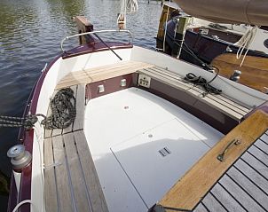 Ruime open kuip van de Sjouwerman boot in Gaastmeer biedt een comfortabele zitplek aan het water.