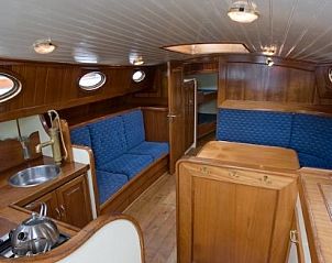 Gezellige binnenruimte van de boot Dageraad in Gaastmeer, ideaal voor een comfortabele vakantie op de Friese meren.