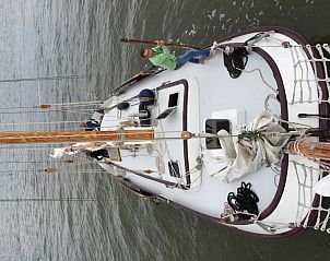 Dek van de zeilboot Dageraad in Gaastmeer, perfect voor ontspanning en genieten van het uitzicht op de Friese meren.