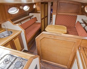 Keuken en zithoek van de Riepel boot in Gaastmeer, geniet van comfort en gemak op de Fluessen.