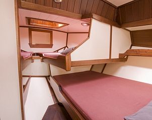 Slaapruimte van de Riepel boot in Gaastmeer, ervaar een comfortabele nacht op de Fluessen.
