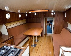 Stijlvolle binnenruimte van Breesan bootaccommodatie, ideaal voor ontspanning op de Friese meren in Gaastmeer.