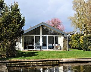 Vakantiehuisje in Gaastmeer met uitzicht op de Friese meren en groene tuin.