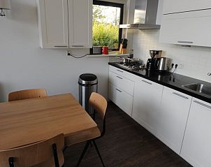 Moderne keuken van Vakantiehuisje in Gaastmeer, ideaal voor een comfortabel verblijf.