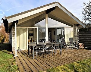 Terras van Vakantiehuisje in Gaastmeer met zitgelegenheid en uitzicht op de Friese meren.