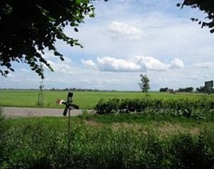 Prachtig uitzicht op groene velden vanuit vakantiehuis Gaastmeer, perfect voor natuurliefhebbers in de Friese meren.