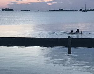 Verfrissende zwemervaring in de Friese meren, nabij vakantiehuis Gaastmeer, ideaal voor waterliefhebbers.