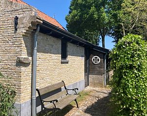 Schaduwrijke tuin bij Vakantiehuis in Gaastmeer, ideaal voor ontspannen wandelingen in de groene omgeving.