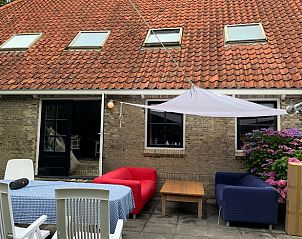 Gezellig terras bij Huisje in Gaastmeer, vakantiehuis in de Friese meren met comfortabele buitenzitjes.