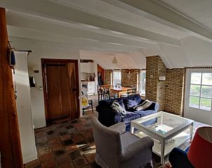 Ruime binnenruimte in Huisje in Gaastmeer, vakantiehuis in de Friese meren met een warme, uitnodigende sfeer.