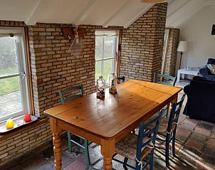 Eettafel in Huisje in Gaastmeer, vakantiehuis in de Friese meren, perfect voor gezellige maaltijden.