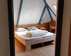 Comfortabele slaapkamer in Huisje in Gaastmeer, vakantiehuis in de Friese meren met een dubbel bed.