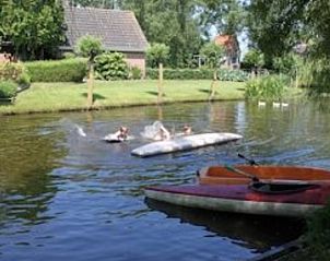Kinderen spelen in het water bij Huisje in Gaastmeer, vakantiehuis in de Friese meren met wateractiviteiten.