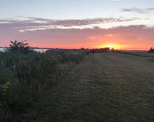 Schitterende zonsondergang over de Friese meren, vlakbij Huisje in Gaastmeer, een idyllisch vakantiehuis.