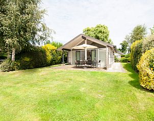 Ruim grasveld rondom Vakantiehuis in Gaastmeer, ideaal voor ontspanning in Fluessen.