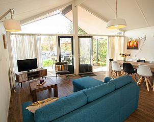 Moderne woonkamer van Vakantiehuis in Gaastmeer, ideaal voor een gezellig samenzijn in Fluessen.