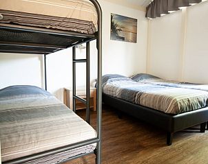 Slaapkamer met stapelbed en tweepersoonsbed in Vakantiehuis in Gaastmeer, ideaal voor families.