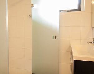 Douche en wastafel in Vakantiehuis in Gaastmeer, perfect voor een frisse start van de dag.