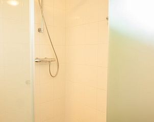 Ruime douche in Vakantiehuis in Gaastmeer, ideaal voor ontspanning na een dag op de Friese meren.
