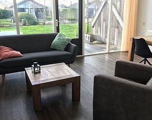 Comfortabele zithoek in Vakantiehuis in Gaastmeer met uitzicht op de tuin.