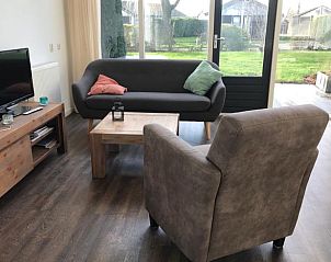 Gezellige woonkamer in Vakantiehuis in Gaastmeer, perfect voor ontspanning.