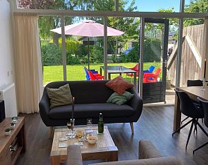 Lichte leefruimte in Vakantiehuis in Gaastmeer met toegang tot de tuin.