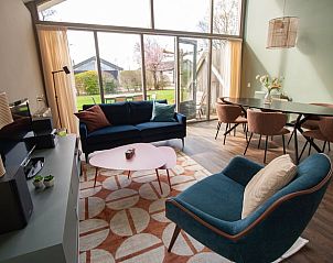 Gezellige woonkamer van Vakantiehuis in Gaastmeer met uitzicht op de tuin in de Friese meren.