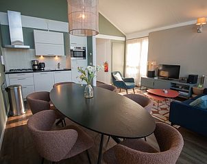 Ruime eetruimte in Vakantiehuis in Gaastmeer, ideaal voor familiediners in de Friese meren.