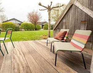 Rustiek terras bij Vakantiehuis in Gaastmeer, ideaal voor buitenontspanning in de Friese meren.