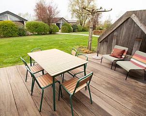 Eettafel op het terras van Vakantiehuis in Gaastmeer met uitzicht op de natuur in de Friese meren.