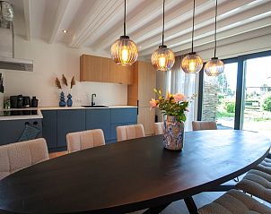 Stijlvolle eetkamer in Vakantiehuis in Gaastmeer, met uitzicht op de tuin van de Friese meren.