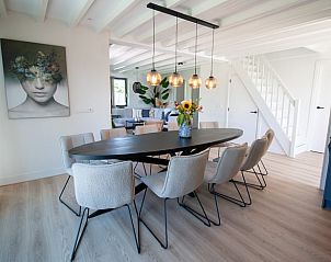 Gezellige eetkamer in Vakantiehuis in Gaastmeer, ideaal voor familiediners in de Friese meren.