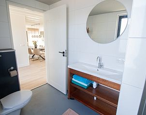 Moderne badkamer in Vakantiehuis in Gaastmeer met stijlvolle inrichting, gelegen in de Friese meren.