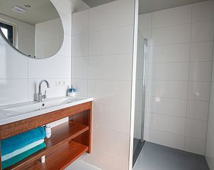 Badkamer met inloopdouche in Vakantiehuis in Gaastmeer, voorzien van moderne faciliteiten.