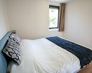 Sfeervolle slaapkamer in Vakantiehuis in Gaastmeer met comfortabel bed, gelegen in de Friese meren.
