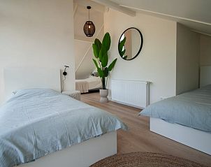 Ruime zolderkamer in Vakantiehuis in Gaastmeer met twee bedden en prachtig uitzicht op de Friese meren.