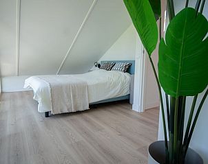 Ruime slaapkamer in Vakantiehuis in Gaastmeer met veel lichtinval en uitzicht op de Friese meren.