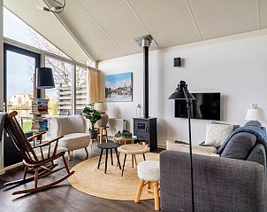 Moderne zitkamer in Vakantiehuisje in Gaastmeer met comfortabele meubels.
