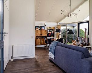 Ruime binnenruimte van Vakantiehuisje in Gaastmeer met houten vloer en veel licht.