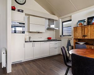 Volledig uitgeruste keuken in Vakantiehuisje in Gaastmeer met eettafel.