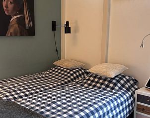 Sfeervolle slaapkamer met tweepersoonsbed in Vakantiehuisje in Gaastmeer.