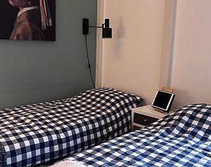 Comfortabele slaapkamer met twee eenpersoonsbedden in Vakantiehuisje in Gaastmeer.