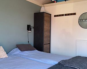 Gezellige slaapkamer met lichte kleuren in Vakantiehuisje in Gaastmeer.