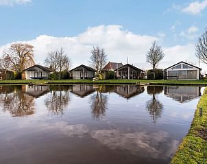 Rij vakantiehuisjes aan het water in Gaastmeer met reflectie in de meren.