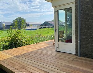 Houten terras van Huisje in Gaastmeer met groen uitzicht over Fluessen.
