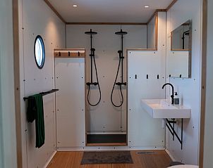 Moderne badkamer in Huisje in Gaastmeer met dubbele douche en strakke afwerking.