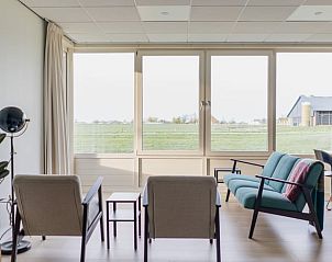 Gezellige zithoek in Huisje in Gaastmeer met uitzicht op de Friese landschappen.