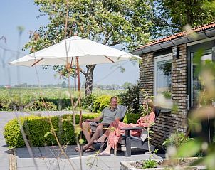 Genieten op het terras bij Huisje in Oudega SWF, vakantiehuis in Oudega, Friese meren.